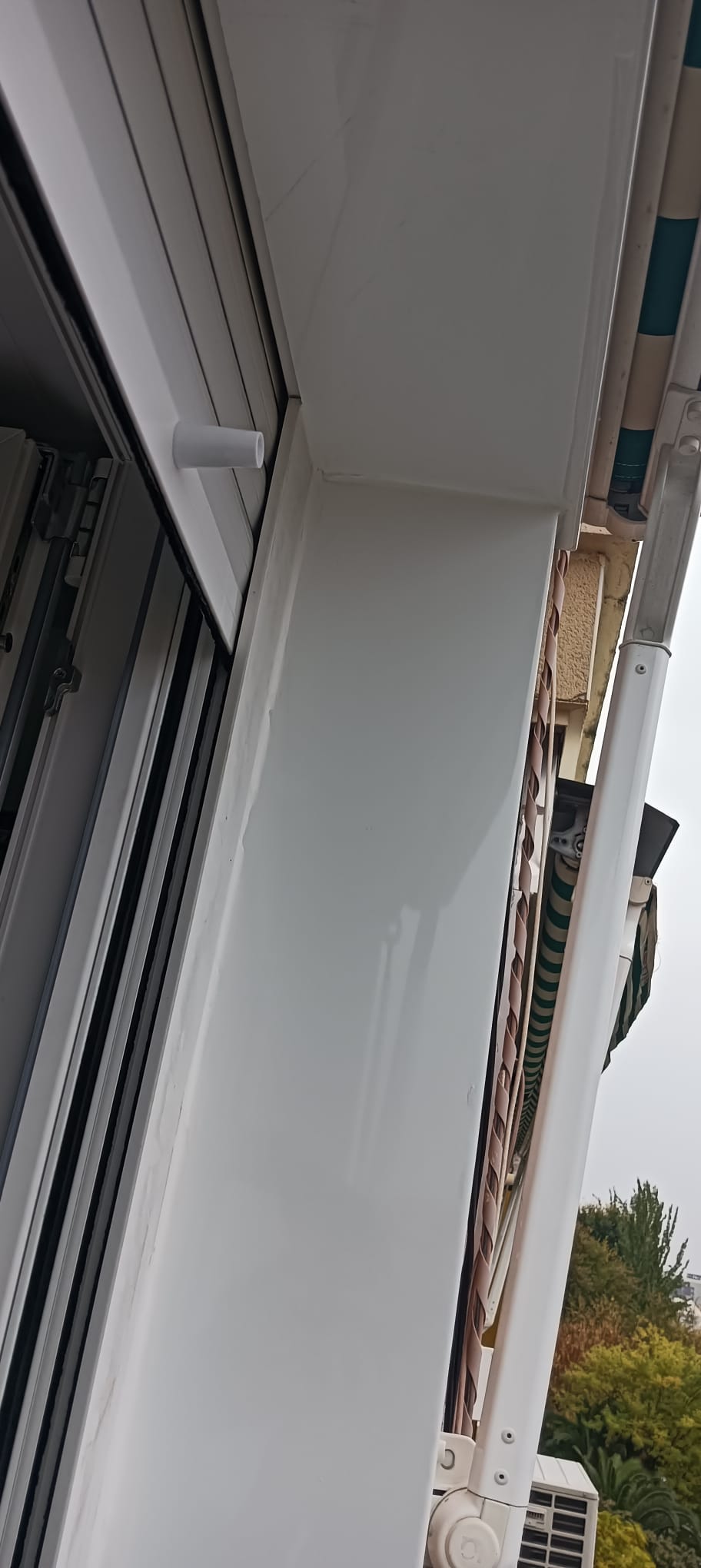 VENTANAS VIVIENDA CON EMBOCADURA DE CHAPA POR LA PARTE EXTERIOR